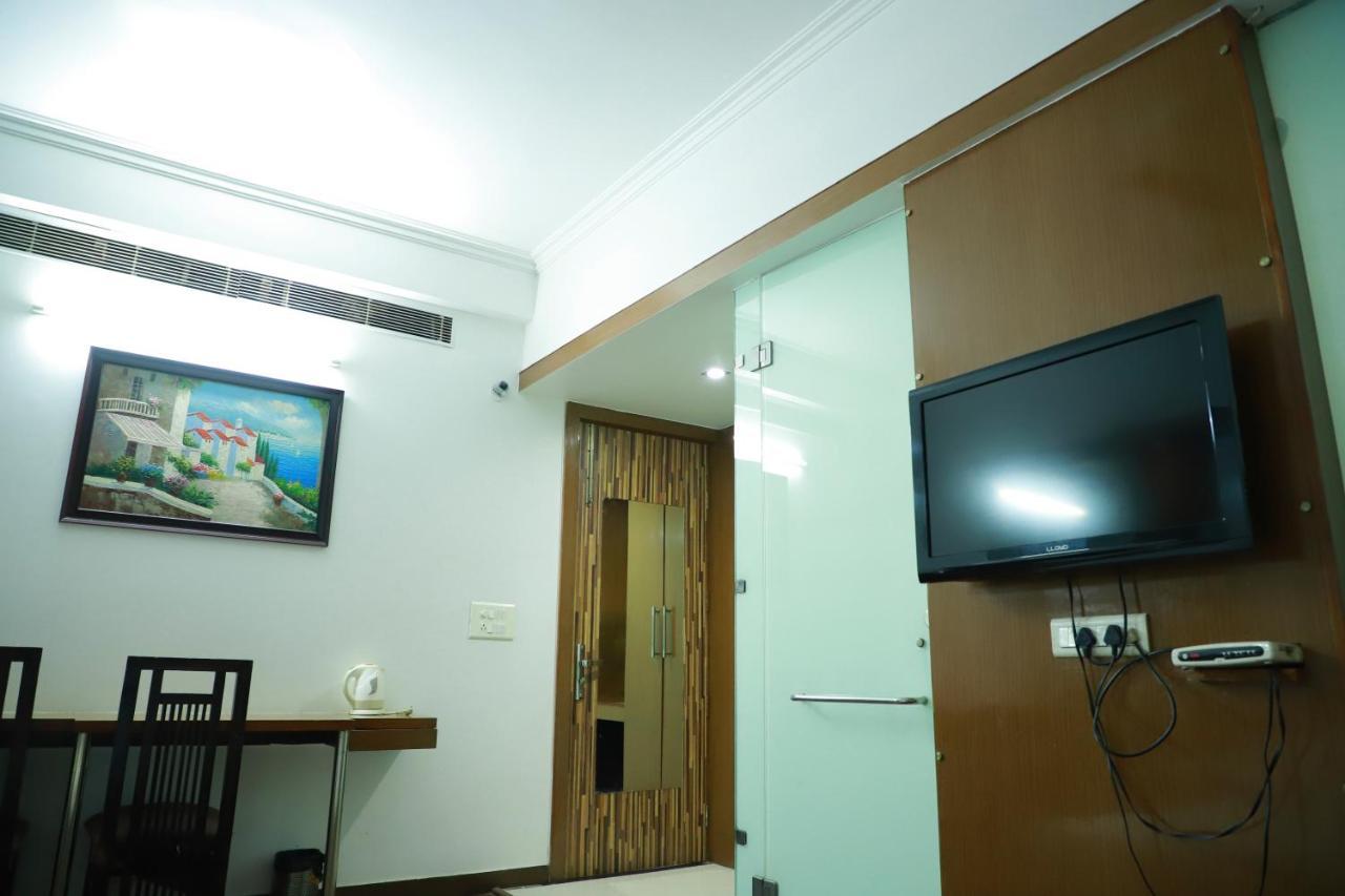 Hotel Parth Inn Ґазіабад Екстер'єр фото