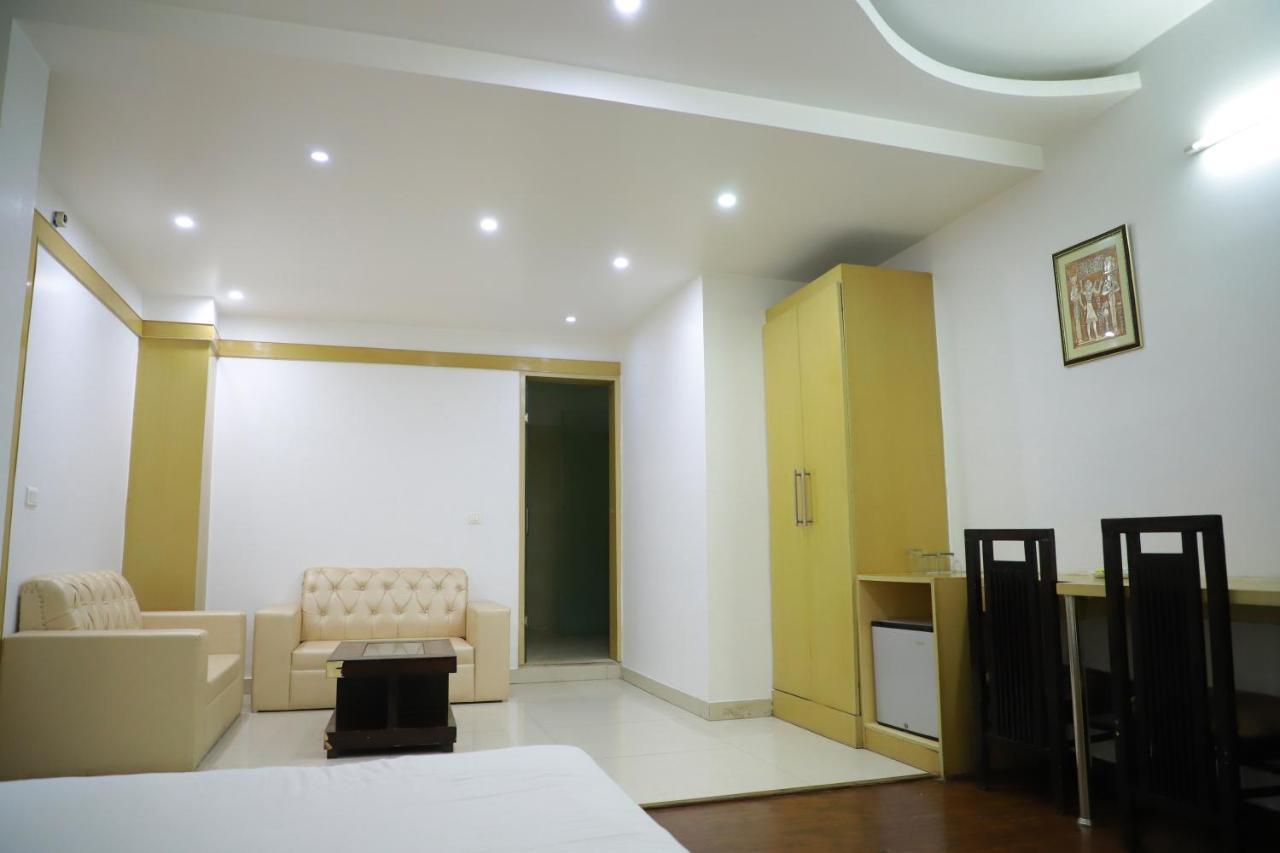 Hotel Parth Inn Ґазіабад Екстер'єр фото