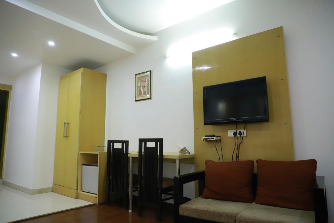 Hotel Parth Inn Ґазіабад Екстер'єр фото