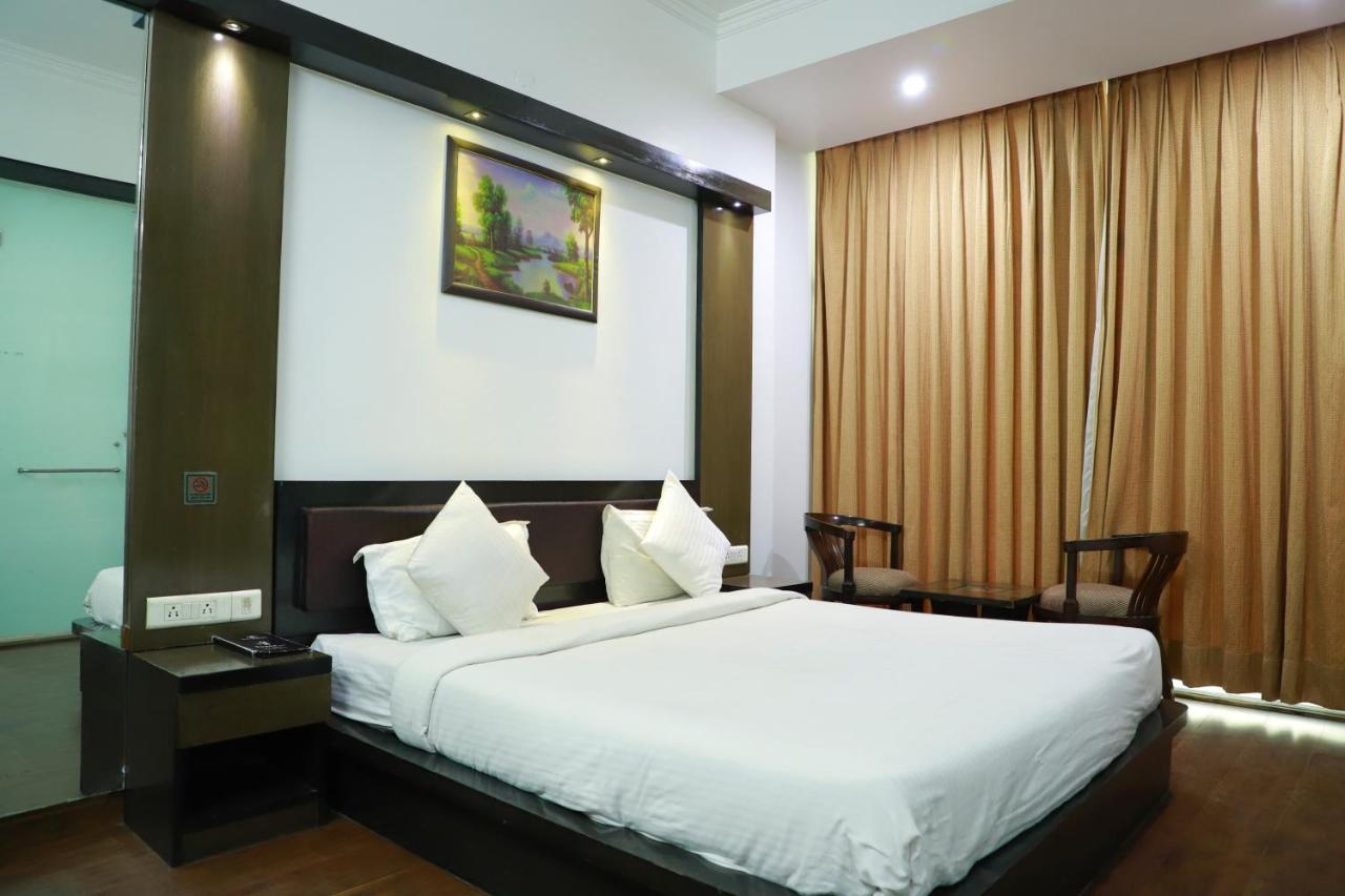 Hotel Parth Inn Ґазіабад Екстер'єр фото