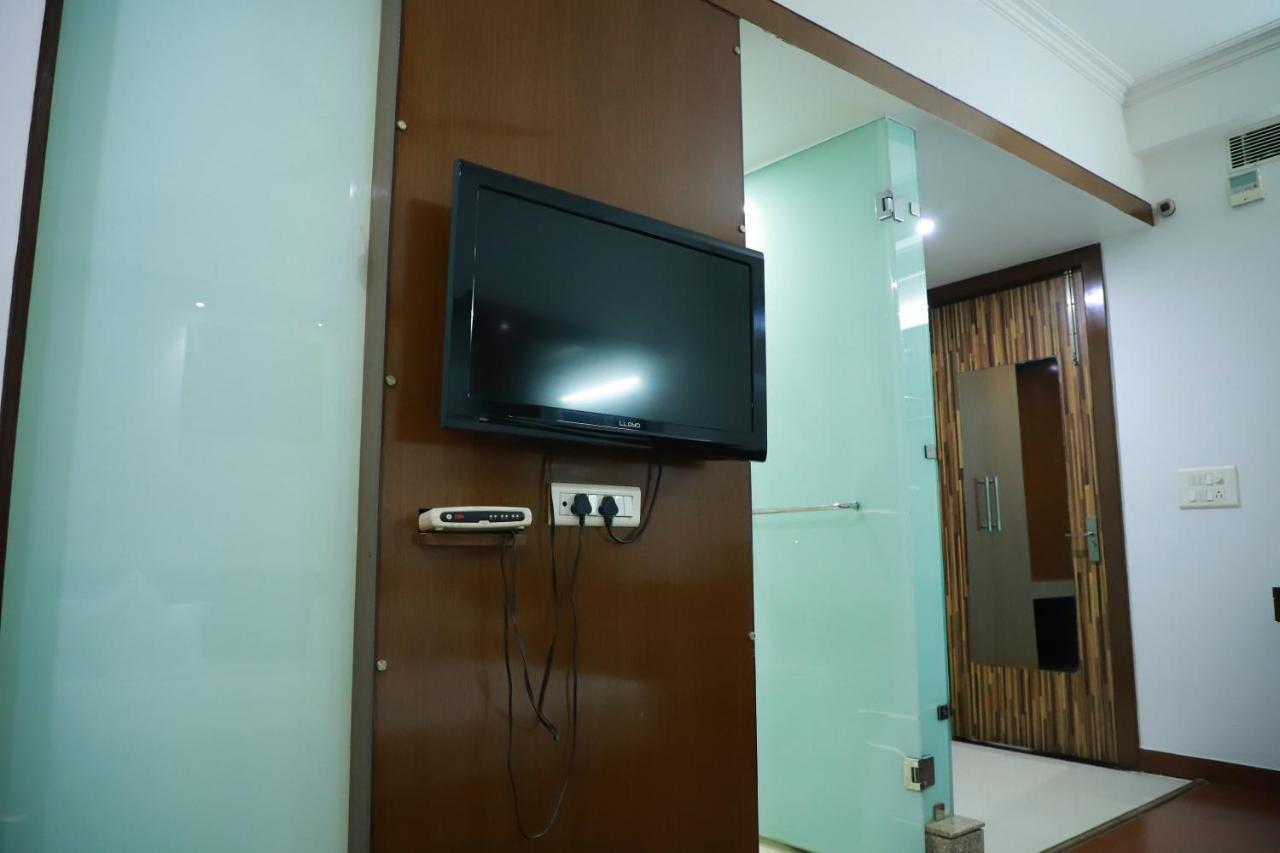 Hotel Parth Inn Ґазіабад Екстер'єр фото
