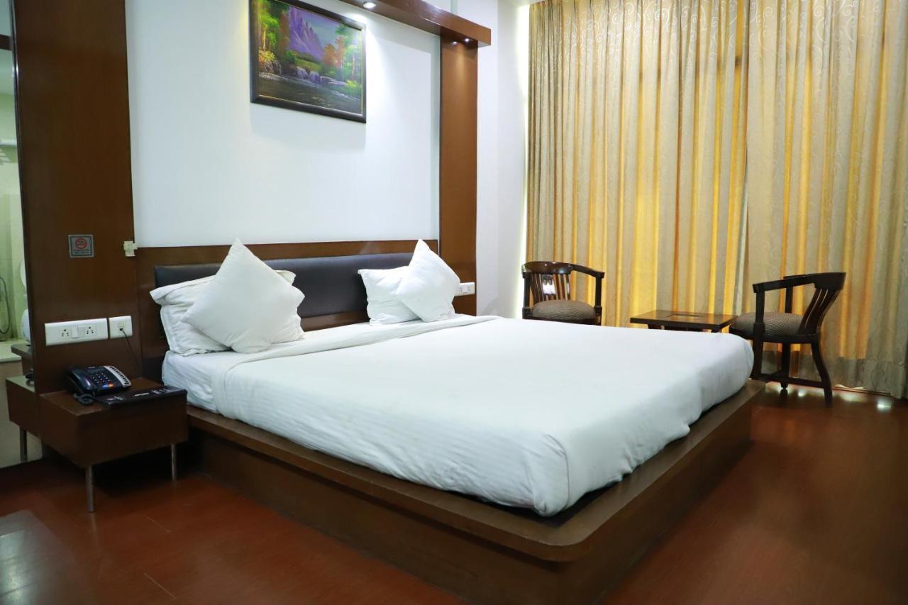 Hotel Parth Inn Ґазіабад Екстер'єр фото