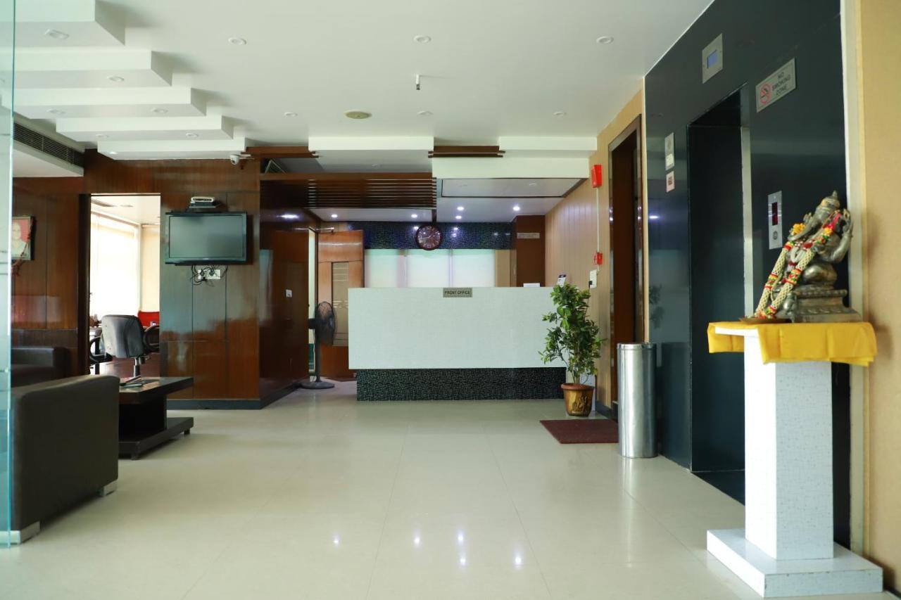 Hotel Parth Inn Ґазіабад Екстер'єр фото
