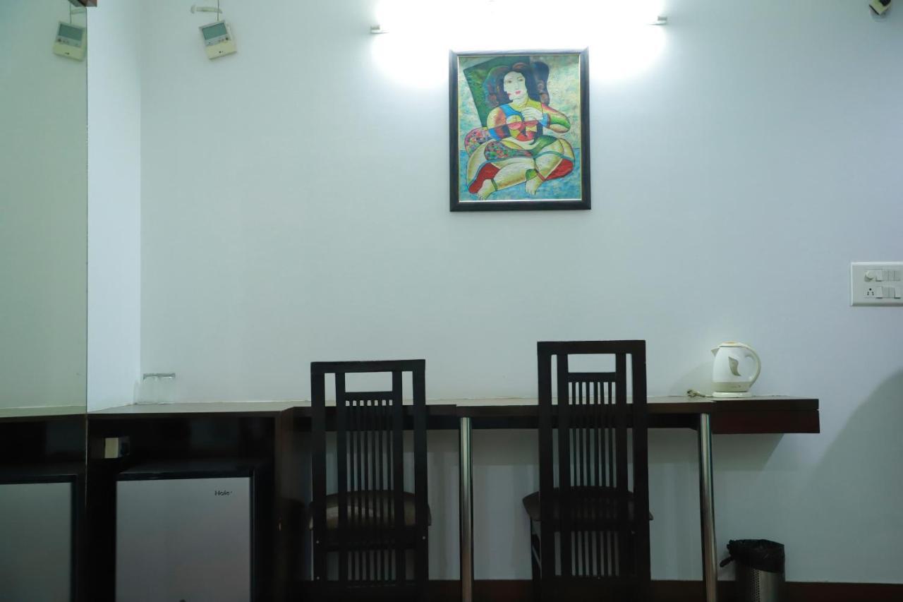 Hotel Parth Inn Ґазіабад Екстер'єр фото