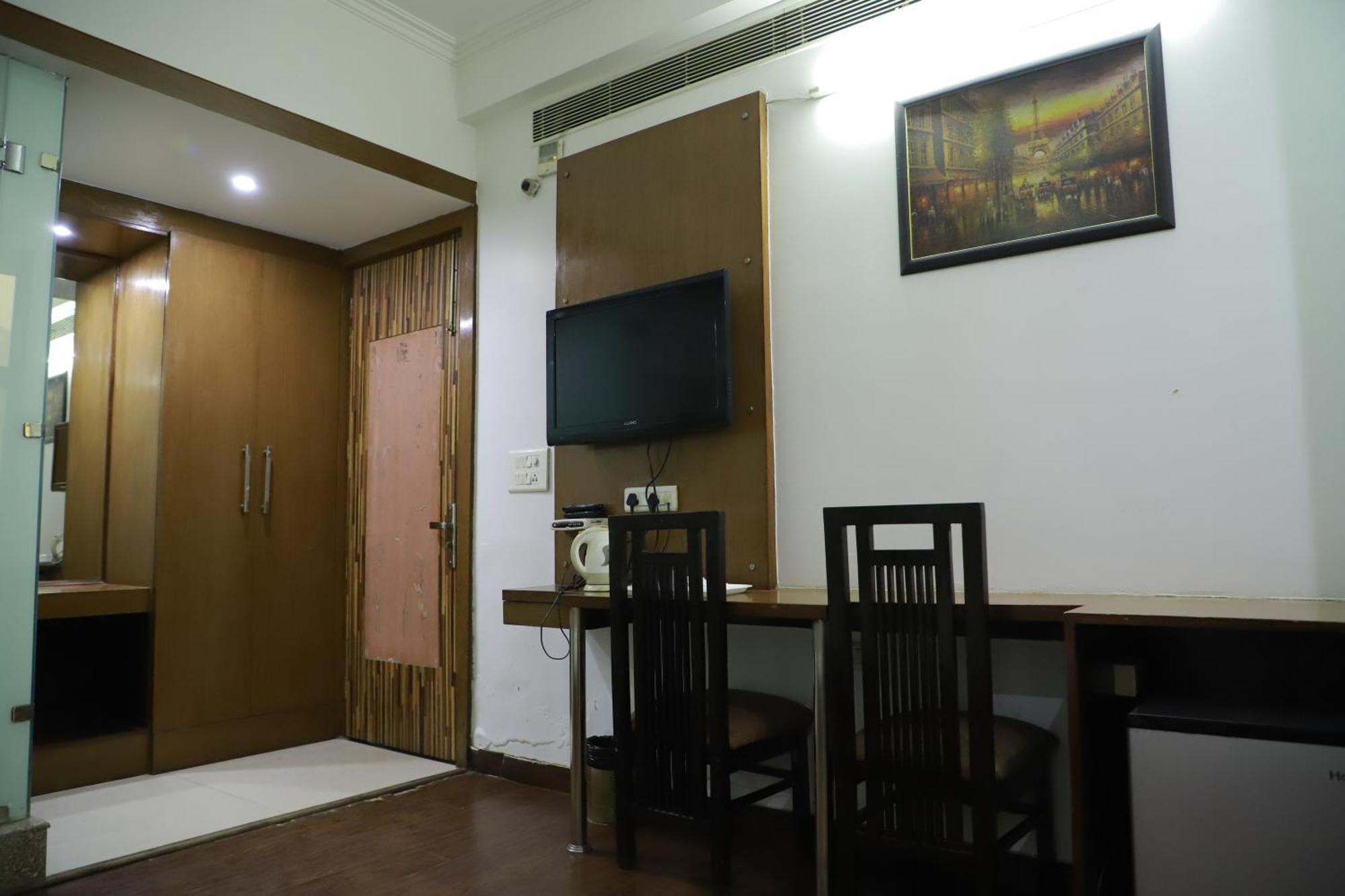Hotel Parth Inn Ґазіабад Екстер'єр фото