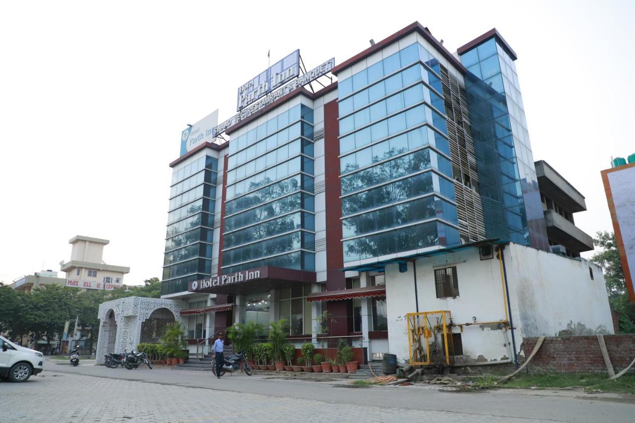 Hotel Parth Inn Ґазіабад Екстер'єр фото