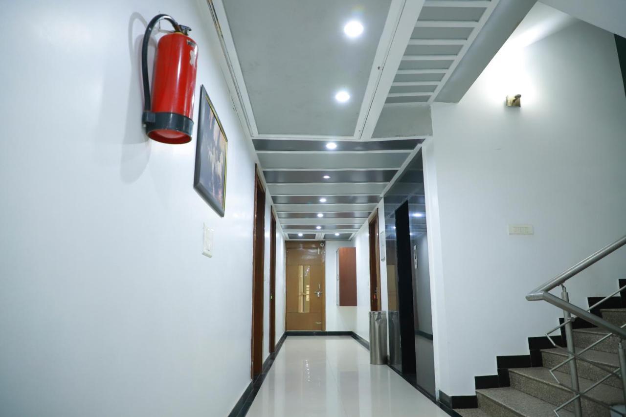 Hotel Parth Inn Ґазіабад Екстер'єр фото