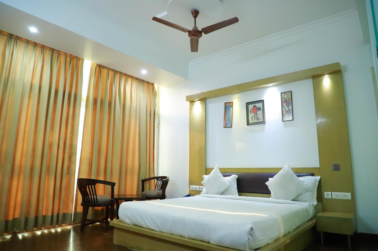 Hotel Parth Inn Ґазіабад Екстер'єр фото