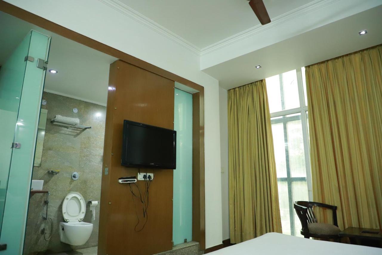 Hotel Parth Inn Ґазіабад Екстер'єр фото