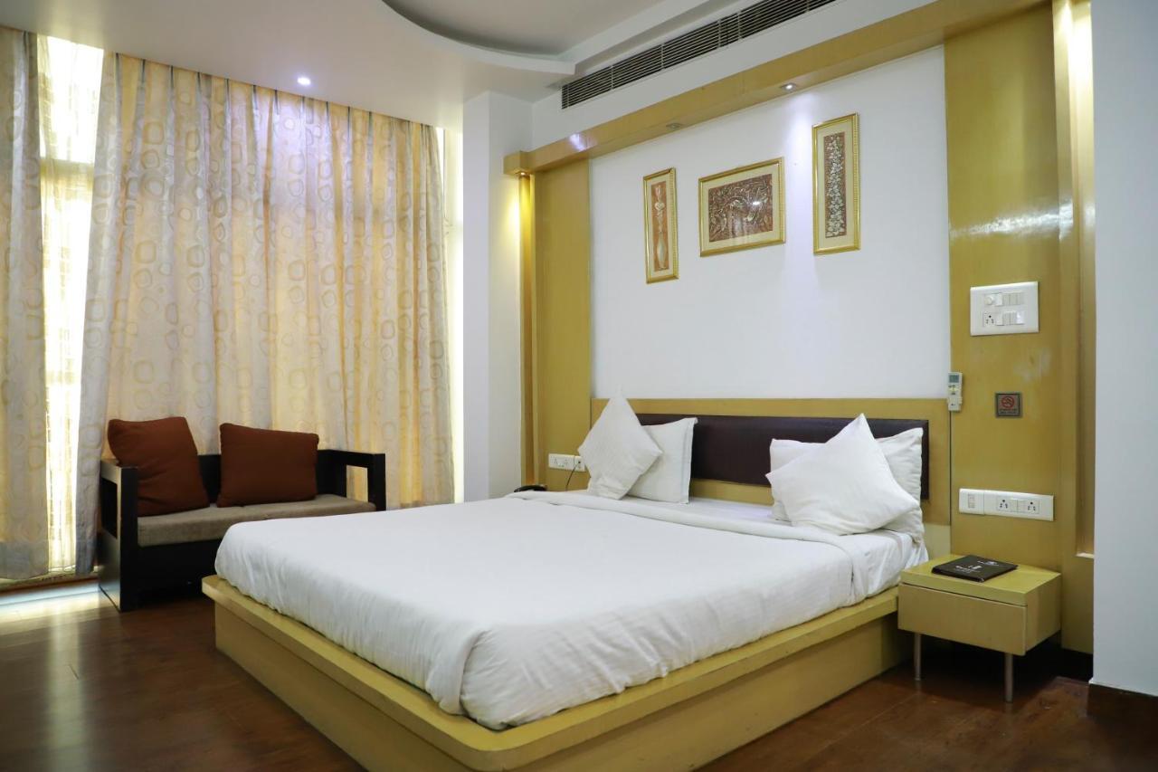 Hotel Parth Inn Ґазіабад Екстер'єр фото