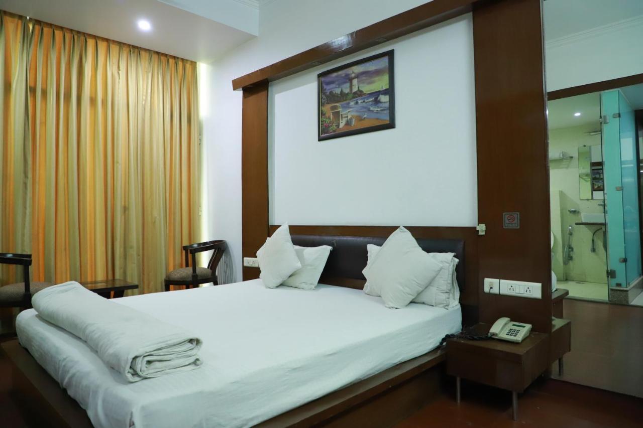 Hotel Parth Inn Ґазіабад Екстер'єр фото