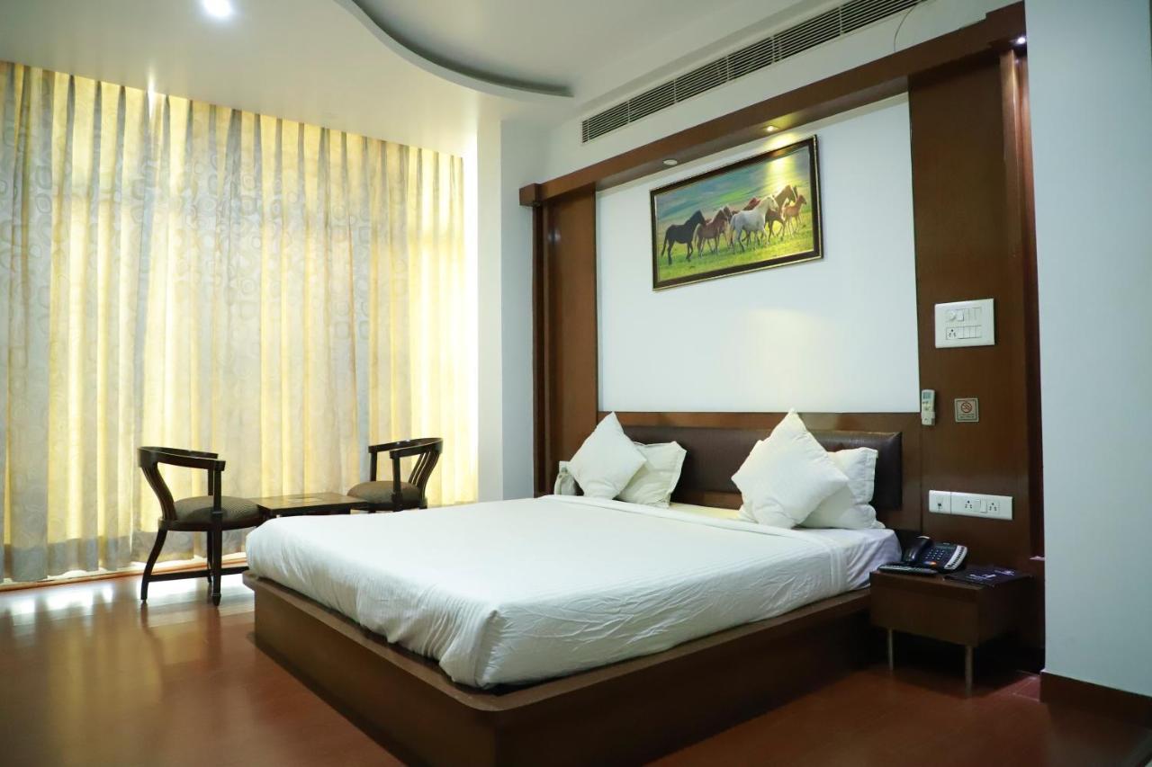 Hotel Parth Inn Ґазіабад Екстер'єр фото