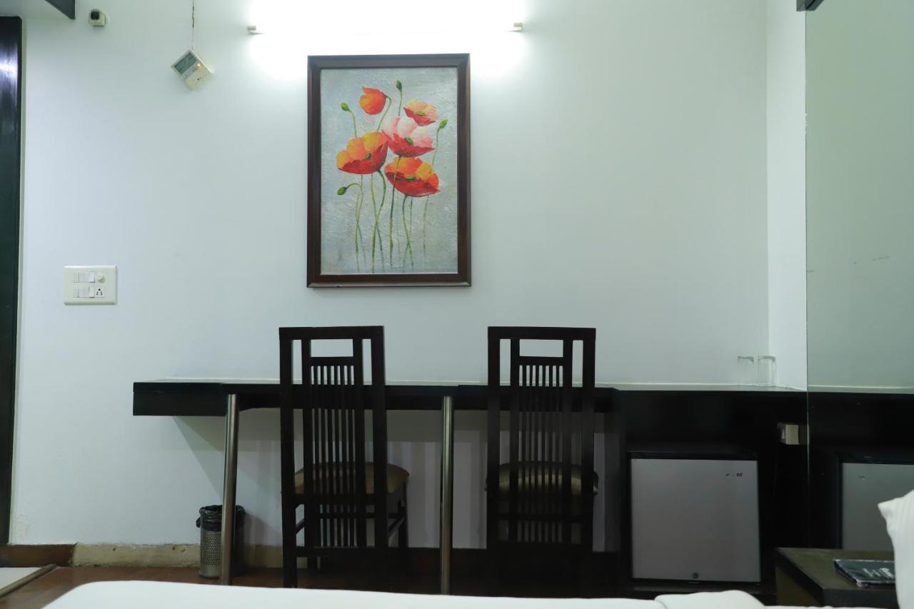 Hotel Parth Inn Ґазіабад Екстер'єр фото