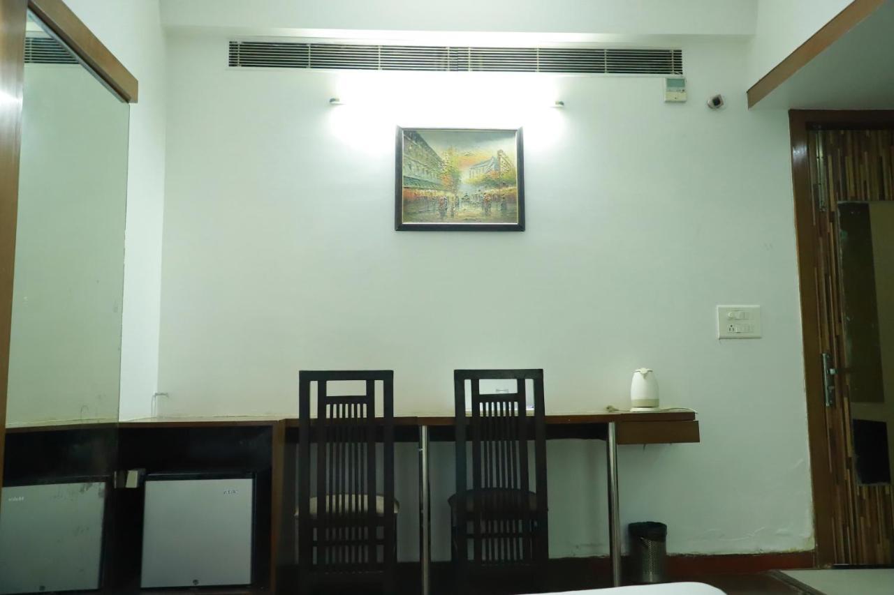 Hotel Parth Inn Ґазіабад Екстер'єр фото