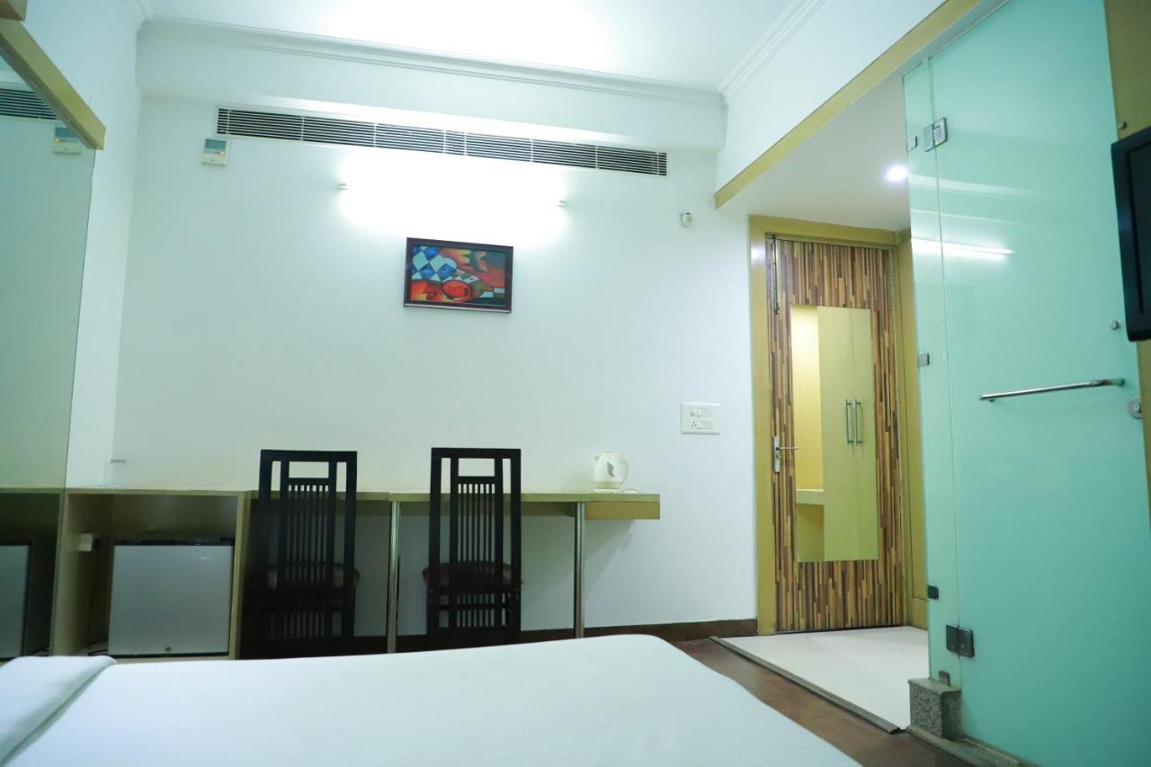 Hotel Parth Inn Ґазіабад Екстер'єр фото