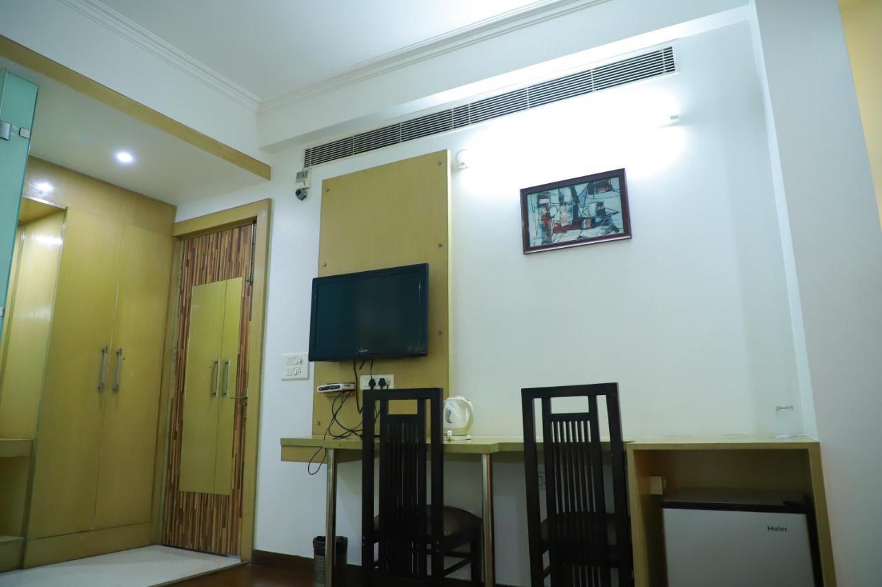 Hotel Parth Inn Ґазіабад Екстер'єр фото