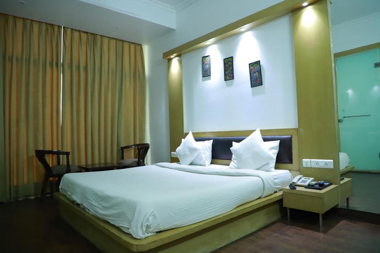 Hotel Parth Inn Ґазіабад Екстер'єр фото