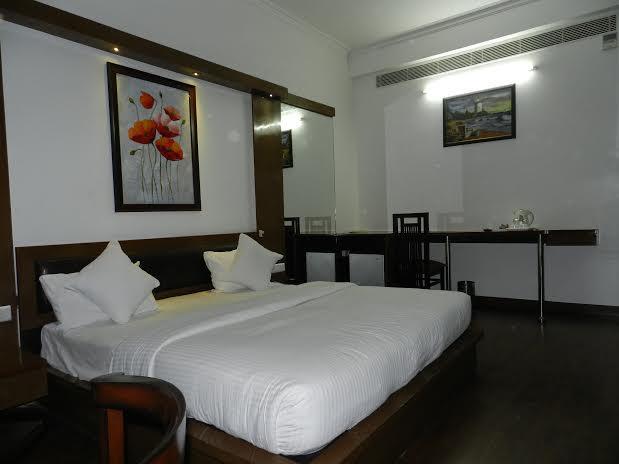 Hotel Parth Inn Ґазіабад Екстер'єр фото
