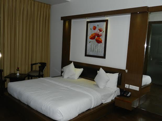 Hotel Parth Inn Ґазіабад Екстер'єр фото