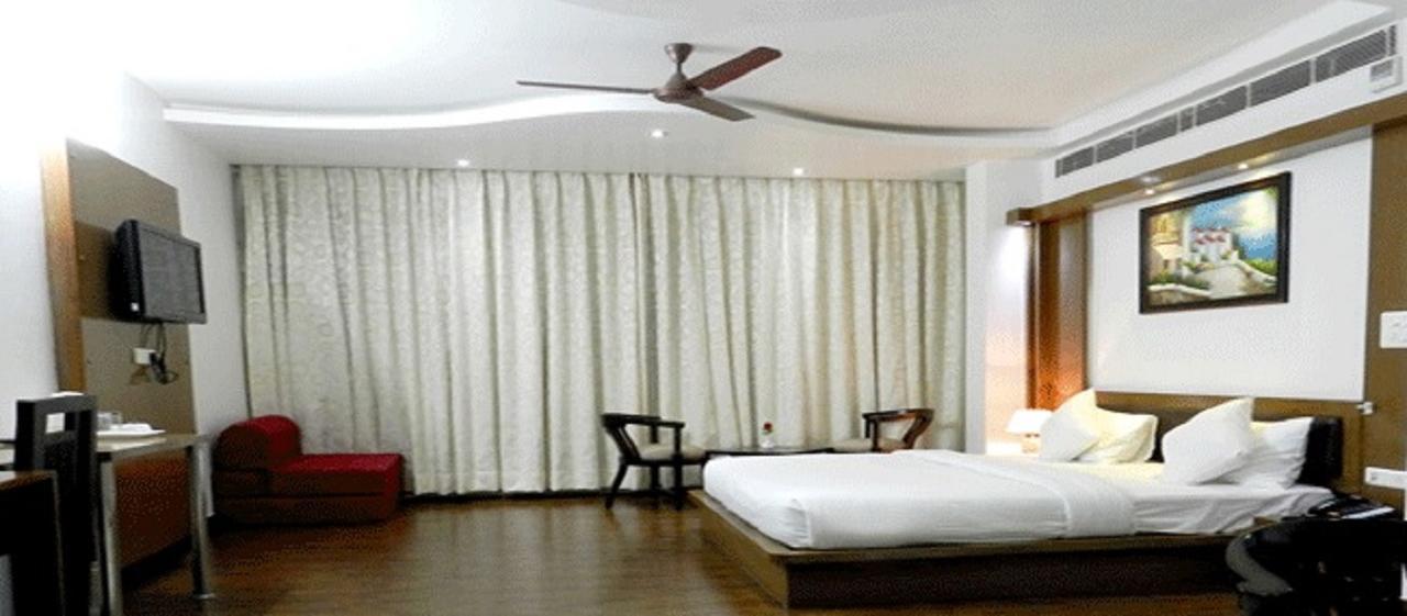 Hotel Parth Inn Ґазіабад Екстер'єр фото