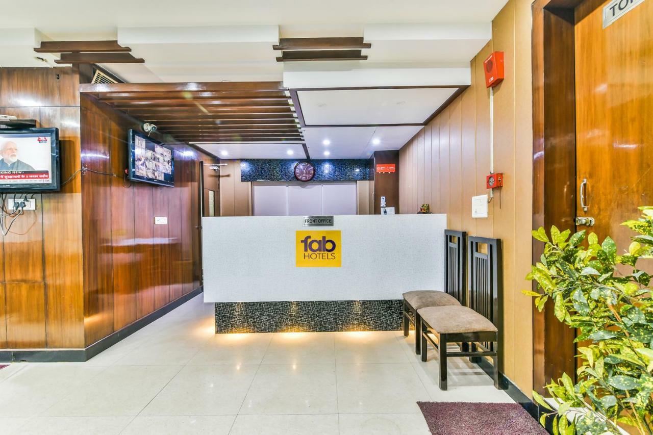 Hotel Parth Inn Ґазіабад Екстер'єр фото