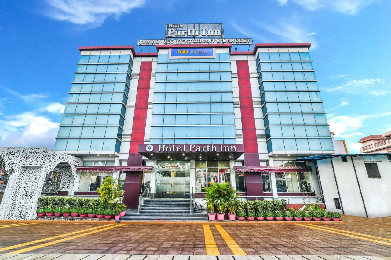 Hotel Parth Inn Ґазіабад Екстер'єр фото