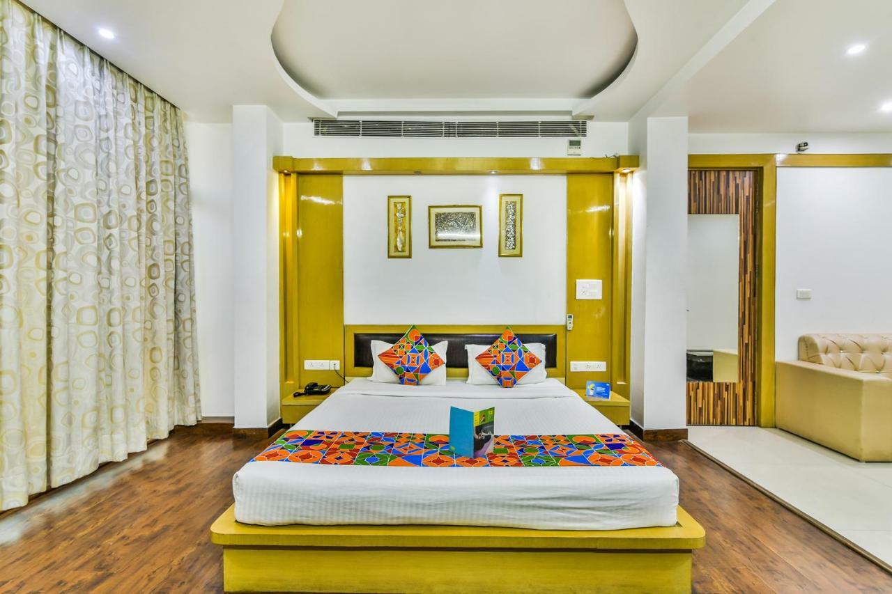 Hotel Parth Inn Ґазіабад Екстер'єр фото