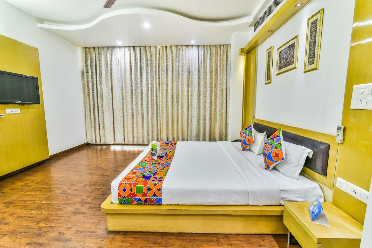 Hotel Parth Inn Ґазіабад Екстер'єр фото
