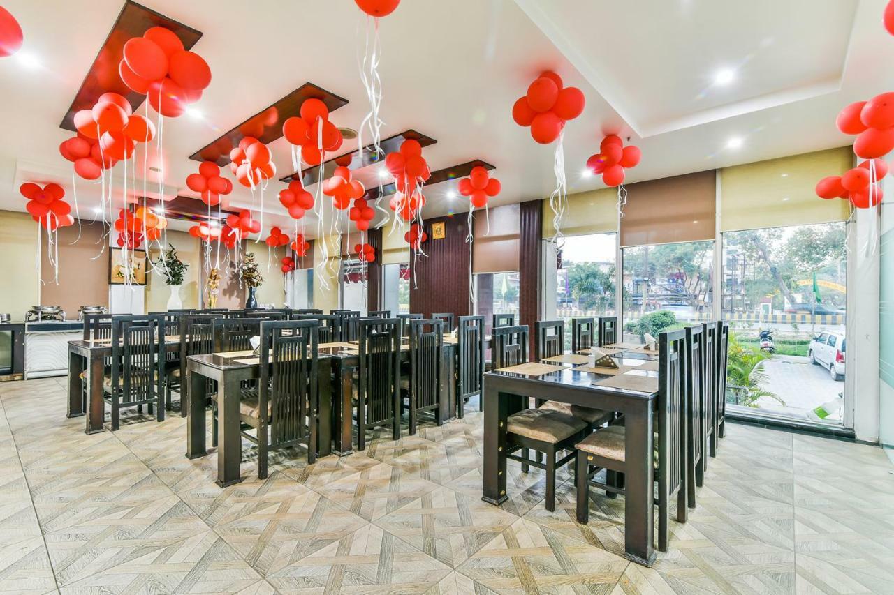 Hotel Parth Inn Ґазіабад Екстер'єр фото
