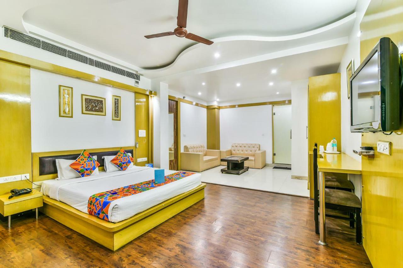 Hotel Parth Inn Ґазіабад Екстер'єр фото