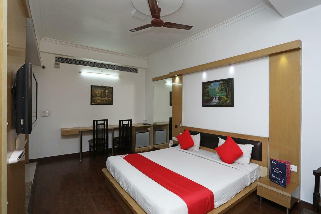 Hotel Parth Inn Ґазіабад Екстер'єр фото
